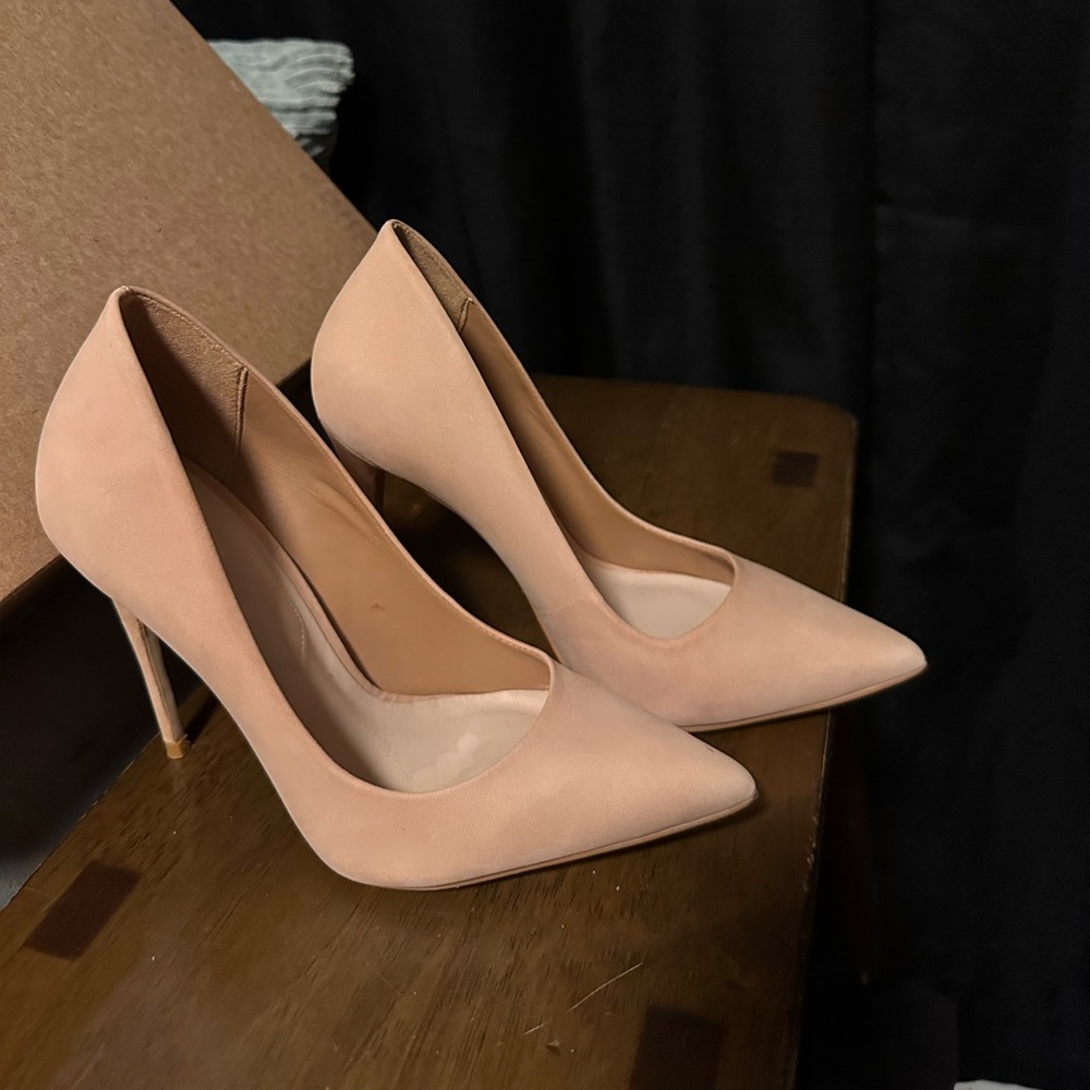 Aldo light cream color pointed heel.
6 1/2